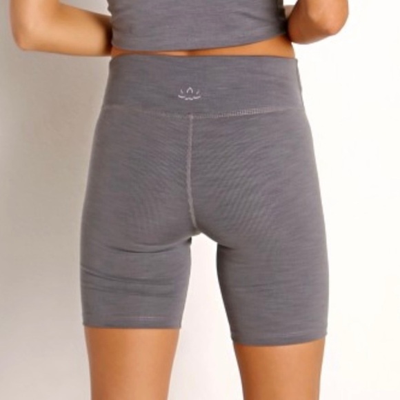 Beyond Yoga Ribbed Grey High Rise Biker Shorts Size Small - Picture 3 of 11